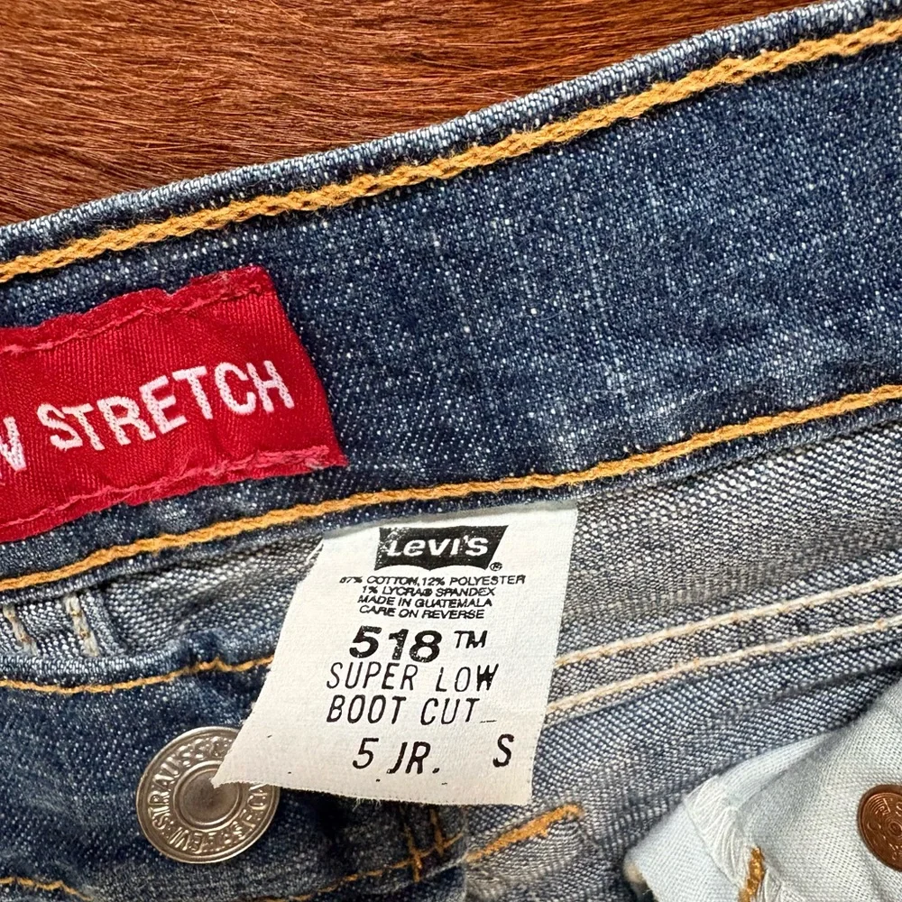 Vintage Y2K Levi's 518 Women's Boot Cut Flared Jeans in Medium Blue Wash - Picture 3 of 12